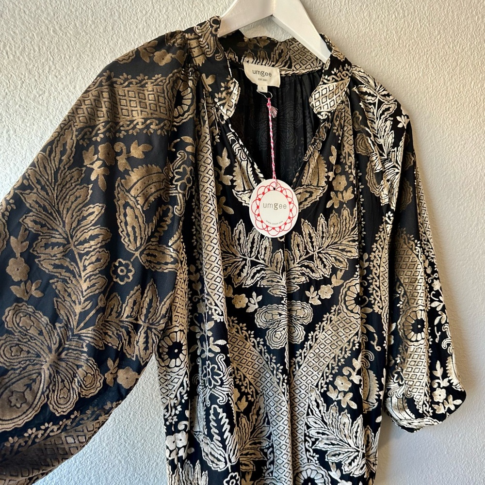 ☀️ New! UMGEE Damask Print Velvet Split Neck Popover Top
